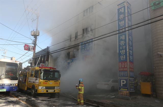 26일 오전 7시 30분께 경남 밀양시 가곡동 세종병원에서 불이나 소방대원이 화재 진압을 하고 있다. 밀양=연합뉴스