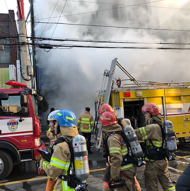 26일 오전 7시 30분께 경남 밀양시 가곡동 세종병원에서 불이나 소방대원이 화재 진압을 하고 있다. 밀양=연합뉴스