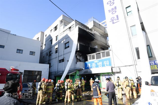 26일 오전 7시 30분쯤 경남 밀양시 가곡동 세종병원에서 화재가 발생했다. 밀양=전혜원 기자 iamjhw@hankookilbo.com