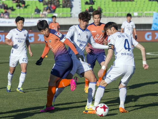 지난해 11월 19일 오후 강원 춘천 송암스포츠타운에서 열린 프로축구 K리그 클래식 경기에서 강원 FC 이근호(왼쪽)과 울산 현대 선수들이 치열한 불 다툼을 벌이고 있다. 연합뉴스