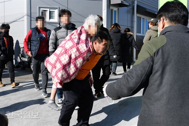 26일 오전 7시 30분쯤 경남 밀양시 가곡동 세종병원에서 불이나 노인 환자를 대피시키고 있다. 밀양=전혜원 기자