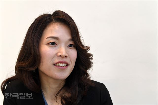 “SF작가로서의 정체성이 7할”이라는 정 대표의 생업은 변호사. 철저히 두 개의 영역의 구분했던 그는 “작품 창작과 번역에서 생업이 영향을 미친 적은 거의 없었지만, 연대활동을 하는 데는 밀접한 영향이 있을 것 같다”고 말했다. 서재훈기자 spring@hankookilbo.com