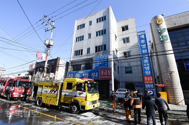 26일 오전 대형 화재가 발생해 환자 수십 여명이 사망한 경남 밀양시 가곡동 세종병원. 밀양=전혜원 기자 iamjhw@hankookilbo.com