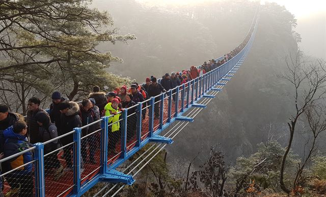 출렁다리 개통으로 새롭게 부활하는 소금산과 간현유원지.