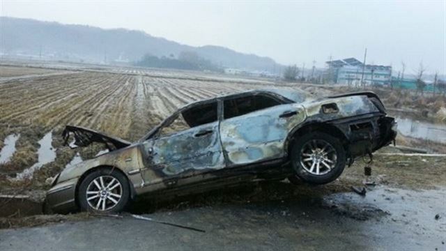 지난해 1월 4일 새벽 전북 군산시 개정면 한 교차로 인근에서 불에 탄 승용차가 농로 쪽으로 처박혀 있다. 차량 안에서는 고모(53ㆍ여)씨가 숨진 채 발견됐다. 한국일보 자료사진