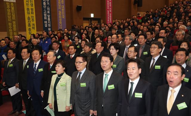 민주평화당 창당준비위원장인 국민의당 조배숙 박지원 천정배 정동영 의원과 권노갑 정대철 고문 등 참석자들이 28일 국회의원회관에서 열린 창당발기인대회에서 애국가를 부르고 있다. 사진=연합뉴스