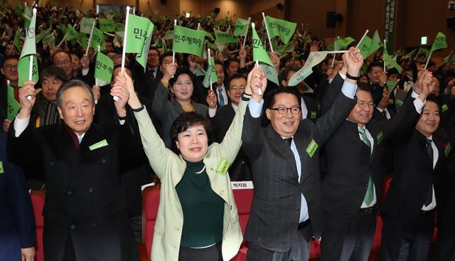 민주평화당 창당준비위원장인 국민의당 조배숙 의원과 박지원 천정배 정동영 의원, 권노갑 고문 등 참석자들이 28일 국회의원회관에서 열린 창당발기인대회에서 손을 들어 구호를 외치고 있다. 사진=연합뉴스