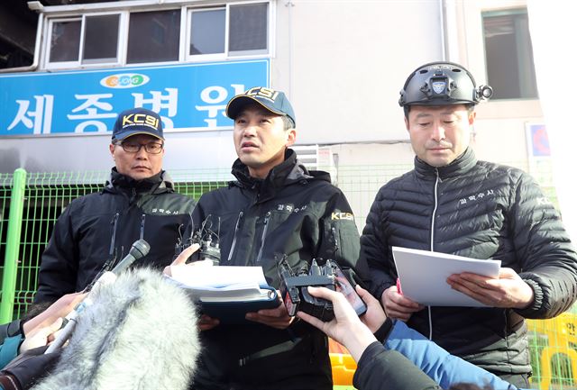 세종병원 화재 참사 사흘째인 28일 오후 세종병원 화재 현장에서 경남지방경찰청 과학수사 최치훈 계장(가운데)이 감식결과를 설명하고 있다. 사진=연합뉴스