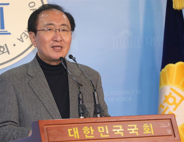 노회찬 원내대표가 28일 국회 정론관에서 정의당의 헌법개정 시안을 발표하고 있다. 연합뉴스