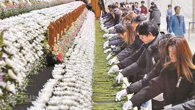 제천 스포츠센터 화재 유가족들이 28일 오전 경남 밀양시 문화체육회관에 마련된 밀양 세종병원 화재 참사 희생자 합동분향소를 찾아 헌화를 하고 있다. 밀양=류효진기자