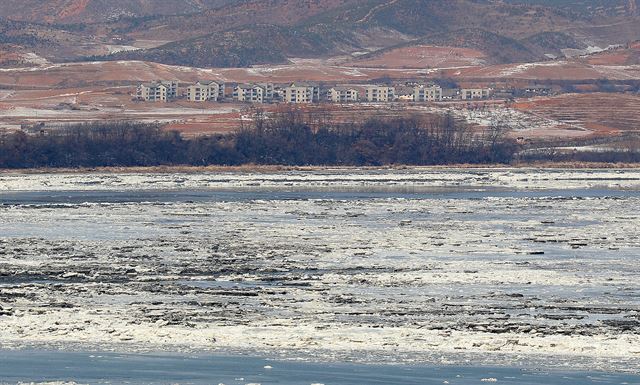 28일 오전 경기도 파주시 오두산통일전망대에서 바라본 북한 황해북도 개풍군 일대 마을 모습. 파주=뉴스1