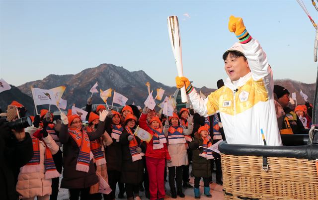 평창동계올림픽을 밝힐 성화가 29일 강원 춘천시 송암스포츠타운에 도착, 필리핀에서 활동하는 유명 방송인 라이언방이 열기구를 타고 성공개최를 기원하고 있다. 연합뉴스