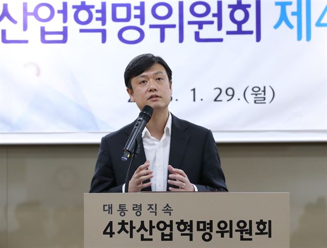 장병규 4차 산업혁명위원회 위원장이 29일 오전 서울 광화문 KT빌딩에서 ‘5년 내 세계 최고 수준 스마트시티 조성’ 관련 브리핑을 하고 있다. 연합뉴스