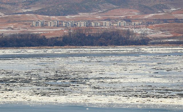 28일 오전 경기 파주시 오두산통일전망대에서 바라본 북한 황해북도 개풍군 일대 마을 모습. 파주=뉴스1