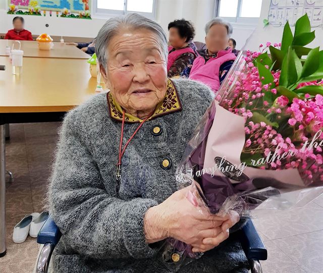 박항서 베트남 축구대표팀 감독의 어머니 박순정(96) 씨가 29일 경남 산청군 산청읍의 한 요양원에서 "아들 보러 베트남 가고 싶다"라며 바람을 말하고 있다. 산청=연합뉴스