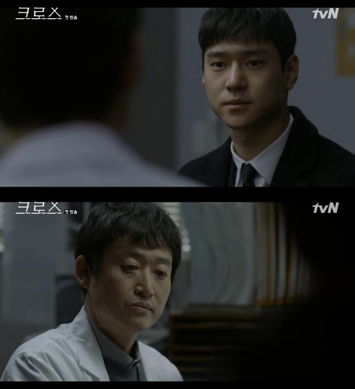 ‘크로스’ 고경표가 교도소 의무 사무관에 지원했다. tvN 캡처