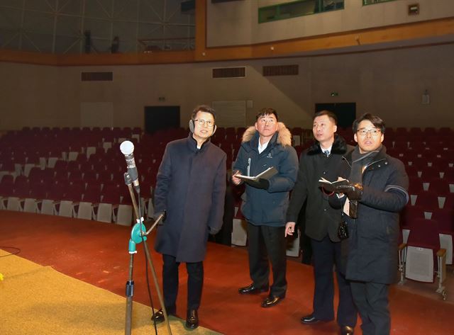 지난 17일 진행된 북남 실무회담 합의에 따라 이주태 통일부 국장 등 12명으로 구성된 남측 선발대가 23일부터 2박 3일 일정으로 마식령스키장과 금강산지구를 방문했다고 조선중앙통신이 29일 보도했다. 사진은 금강산문화회관에서 북측 관계자가 우리 측 관계자를 안내하는 모습. 연합뉴스