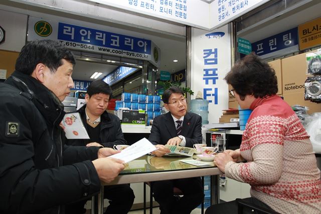 이재관(오른쪽 두번째) 대전시장 권한대행이 30일 서구 만년동 테크노월드를 찾아 '일자리 안정자금' 지원제도를 설명하고 있다. 대전시 제공