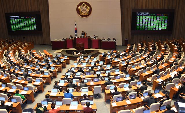 30일 오전 국회 본청에서 열린 본회의에서 소방기본법 개정안이 상정되어 표결되고 있다. 오대근 기자