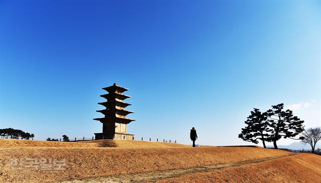 익산 왕궁리유적지에는 오층석탑만 남아 있지만 쓸쓸하기보다 아늑함이 느껴진다. 한겨울에도 봄 햇살의 따사로움을 감지할 수 있다. 익산=최흥수기자