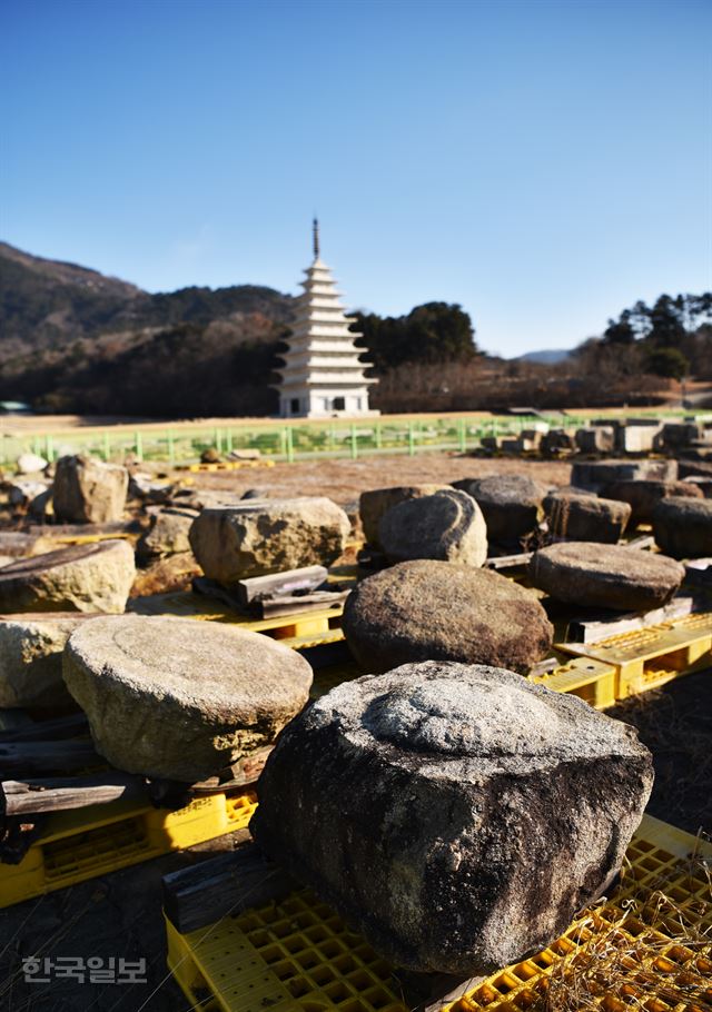 서탑 해체 과정에서 나온 석재와 1992년 복원한 동탑.