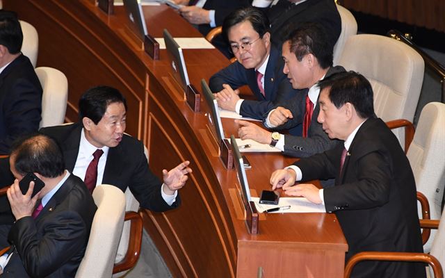 자유한국당 김성태 원내대표가 주광덕 개헌특위 간사와 논의하고 있다. 오대근기자