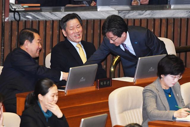 본회의에서 바른정당 유승민 대표가 통합을 앞둔 국민의당 중재파 주승용, 박주선 의원과 인사하고 있다.오대근기자 inliner@hankookilbo.com