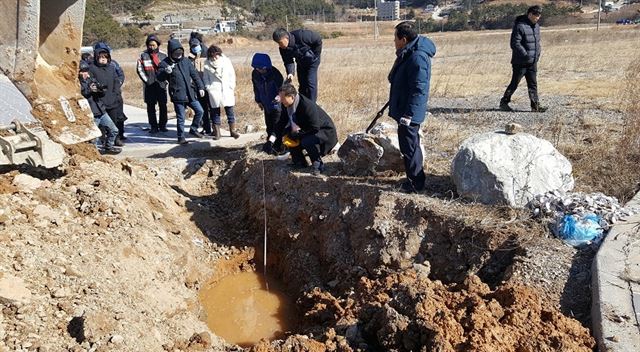 전남 여수시의회 상포지구실태파악특별위원회 소속 의원들이 지난 25일 상포지구 현장에서 여수시 도시계획과 담당 공무원 등을 참여시킨 가운데 굴삭기와 우수관로 CCTV 촬영 장비를 동원해 도시계획시설 공사 실태를 조사하고 있다. 시의회는 부실시공이 명백한데도 여수시가 준공검사를 내준 사실을 적발했다. 한국일보 자료사진