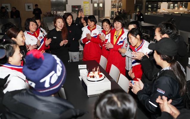 28일 충북 진천 국가대표선수촌에서 남북 여자아이스하키 선수들이 생일을 맞이한 북측 선수들을 함께 축하해주고 있다. 대한체육회 제공