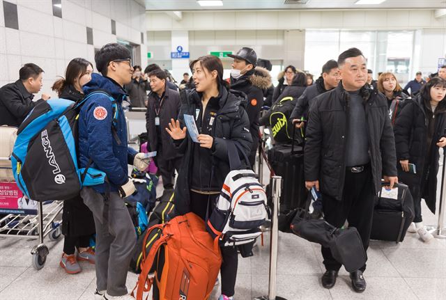 알파인스키 국가대표 상비군들이 강원도 양양국제공항에서 마식령스키장으로 훈련을 떠나기 위해 북한 원산행 비행기 티켓을 들고 출국준비 하고 있다. 양양=사진공동취재단