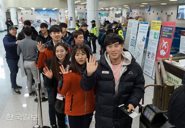 알파인스키 국가대표 상비군들이 강원도 양양국제공항에서 북한 마식령스키장으로 훈련을 떠나기 위해 출국수속을 밟으며 취재진에게 인사하고 있다.양양=사진공동취재단