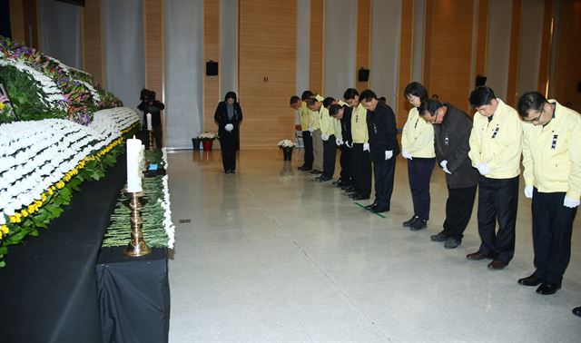 경남도는 28일부터 경남도청 본관 4층 대회의실에 밀양 세종병원 화재 사고 희생자 합동 분향소를 설치해 운영하고 있다. 경남도 제공