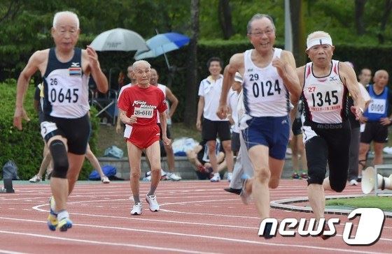 육상 경기에 참가한 일본의 노인들. [AFP=뉴스1 자료사진]