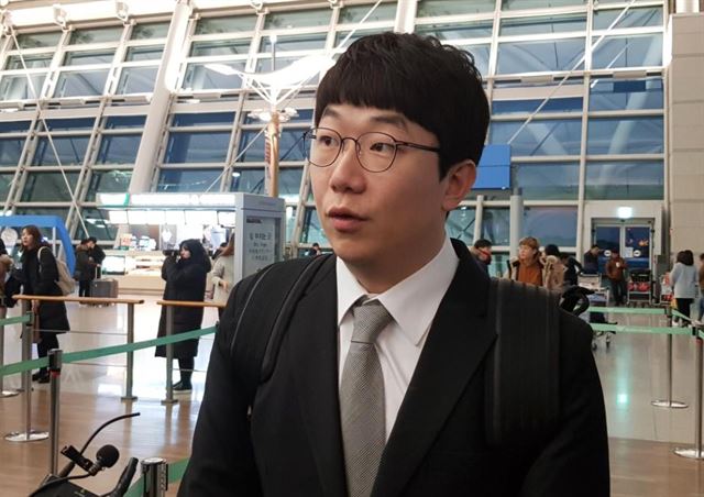 KIA 양현종이 31일 일본 오키나와로 전지훈련을 떠나기 앞서 인천공항 출국장에서 취재진과 인터뷰하고 있다. 연합뉴스