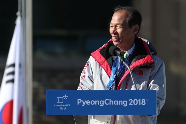 최문순 강원지사가 1일 강원 평창군 평창선수촌에서 열린 개촌식에서 축사하고 있다. 평창=연합뉴스