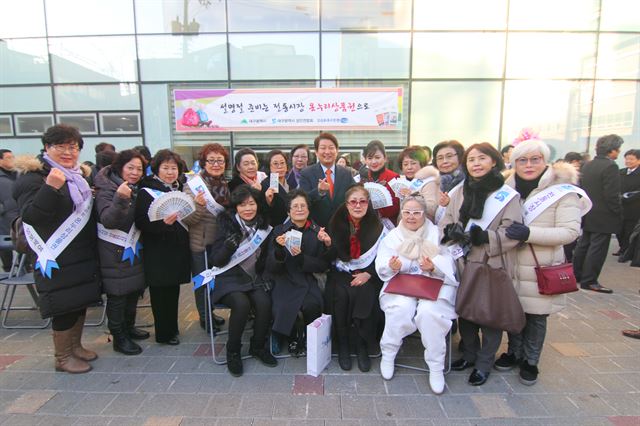 대구광역시여성단체협의회 회원들이 권영진 대구시장과 기념촬영을 하고 있다. 김민규기자 whitekmg@hankookilbo.com