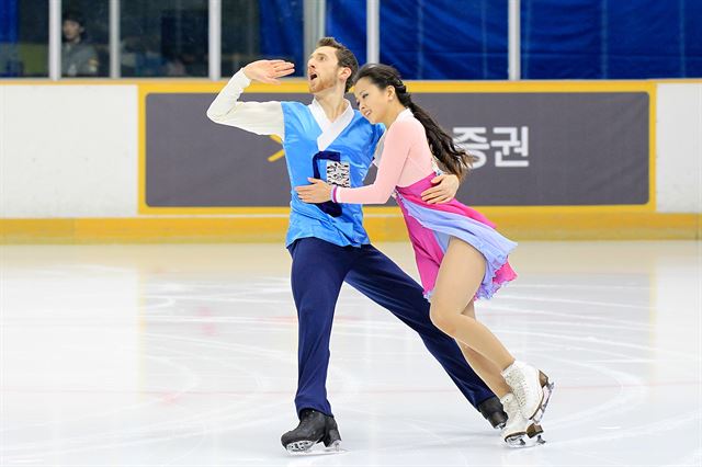 '아리랑'을 배경음악으로 연기를 펼치는 겜린과 민유라. 대한빙상경기연맹 제공