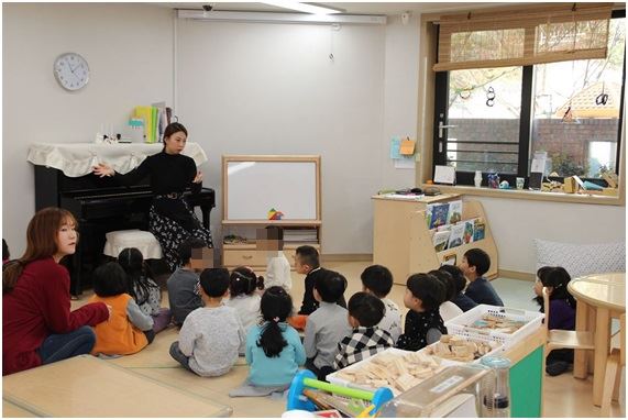 지난해 12월 8일 오전 서울 용산구 성심여중·고 캠퍼스 내 도서관동에 지어진 샘물어린이집 유아이 수업을 받고 있다. 신지후 기자