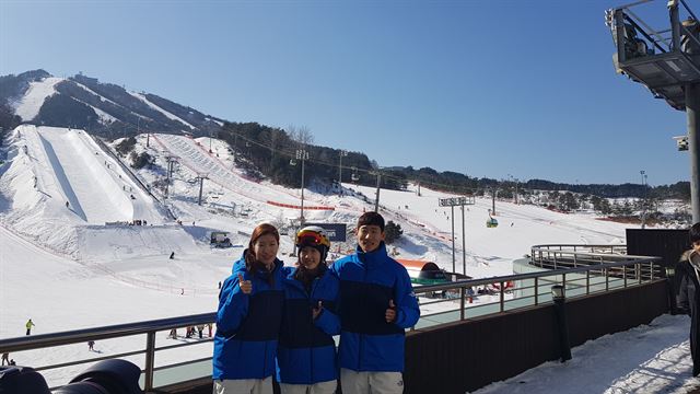 12018 평창동계올림픽 프리스타일 모굴스키에 출전하는 ‘서씨 가문’ 세 선수가 2일 강원 웰리힐리파크에서 오전 훈련을 마친 뒤 함께 포즈를 취하고 있다. 왼쪽부터 서지원, 서정화, 서명준. 횡성=강주형기자 cubie@hankookilbo.com