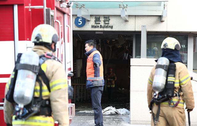 3일 오전 서울 서대문구 신촌 세브란스병원 본관 3층 푸드코트에서 전기 합선으로 추정되는 불이 나 화재 현장 주변을 소방관들이 통제하고 있다.연합뉴스