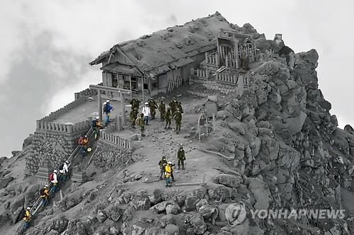 일본 육상자위대원과 일반 구조대원들이 2014년 10월4일 화산재로 뒤덮인 온타케산 정상 부근의 온타케 신사에서 구조활동을 벌이고 있다. 나가노=교도 연합뉴스 자료사진