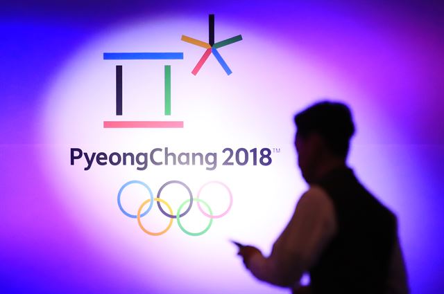 제132회 국제올림픽위원회(IOC) 총회 개막을 하루 앞둔 4일 IOC위원 소개 행사가 열리는 강릉 세인트존스 경포호텔에서 행사 준비 작업이 진행되고 있다. 강릉=연합뉴스