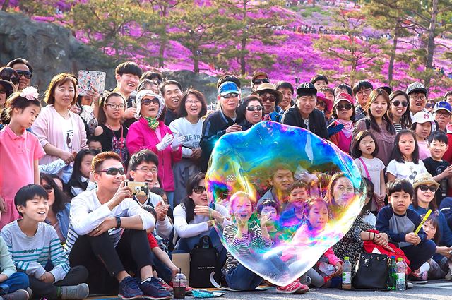 지난해 4월 경기 군포철쭉축제에서 관람객들이 거대한 비누거품을 보고 즐거워하고 있다. 군포시 제공