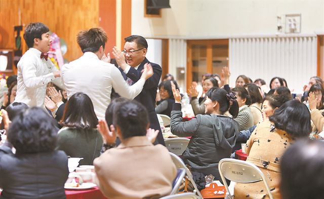 최홍묵 계룡시장이 지난해 11월 24일 계룡고등학교에서 열린 '보육교직원의 밤' 행사에서 참석자들과 춤을 추고 있다. 계룡시 제공