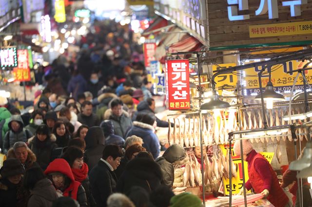 2월 첫 일요일인 4일 부산 부산진구 부전시장에는 설을 앞두고 차례상에 올릴 수산물 등을 구입하려는 시민들로 북적거리고 있다. 연합뉴스