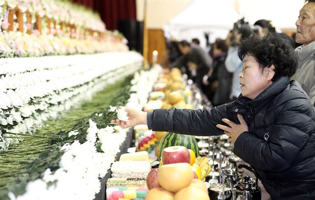 밀양 세종병원 화재 사고 희생자 합동위령제가 거행된 3일 오전 경남 밀양 문화체육관을 찾은 시민이 헌화를 하고 있다. 뉴스1