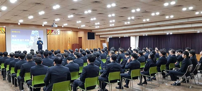 대구북부소방서 소방관 100여명이 5일 대구 북부소방서 5층 대강당에서 '독도 바르게 알고 사랑합시다'는 주제의 특강을 듣고 있다. 윤창식기자 csyoon@hankookilbo.com