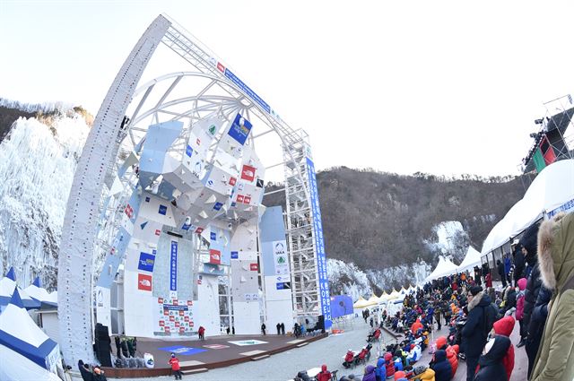 10~11일 양일간 청송군 얼음골에서 개최되는 '2018 아이스클라이밍월드컵대회' 경기장 모습. 청송군 제공.