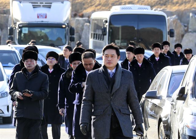 평창동계올림픽을 계기로 강릉과 서울에서 공연할 북한 예술단 선발대원들이 5일 오후 가평휴게소에 도착, 차에서 내리고 있다. 가평=연합뉴스