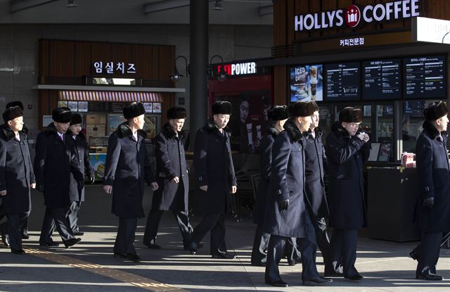 평창동계올림픽을 계기로 강릉과 서울에서 공연할 북한 예술단 선발대원들이 5일 오후 가평휴게소에서 점심을 먹은 후 휴게소를 나서고 있다. 가평=연합뉴스